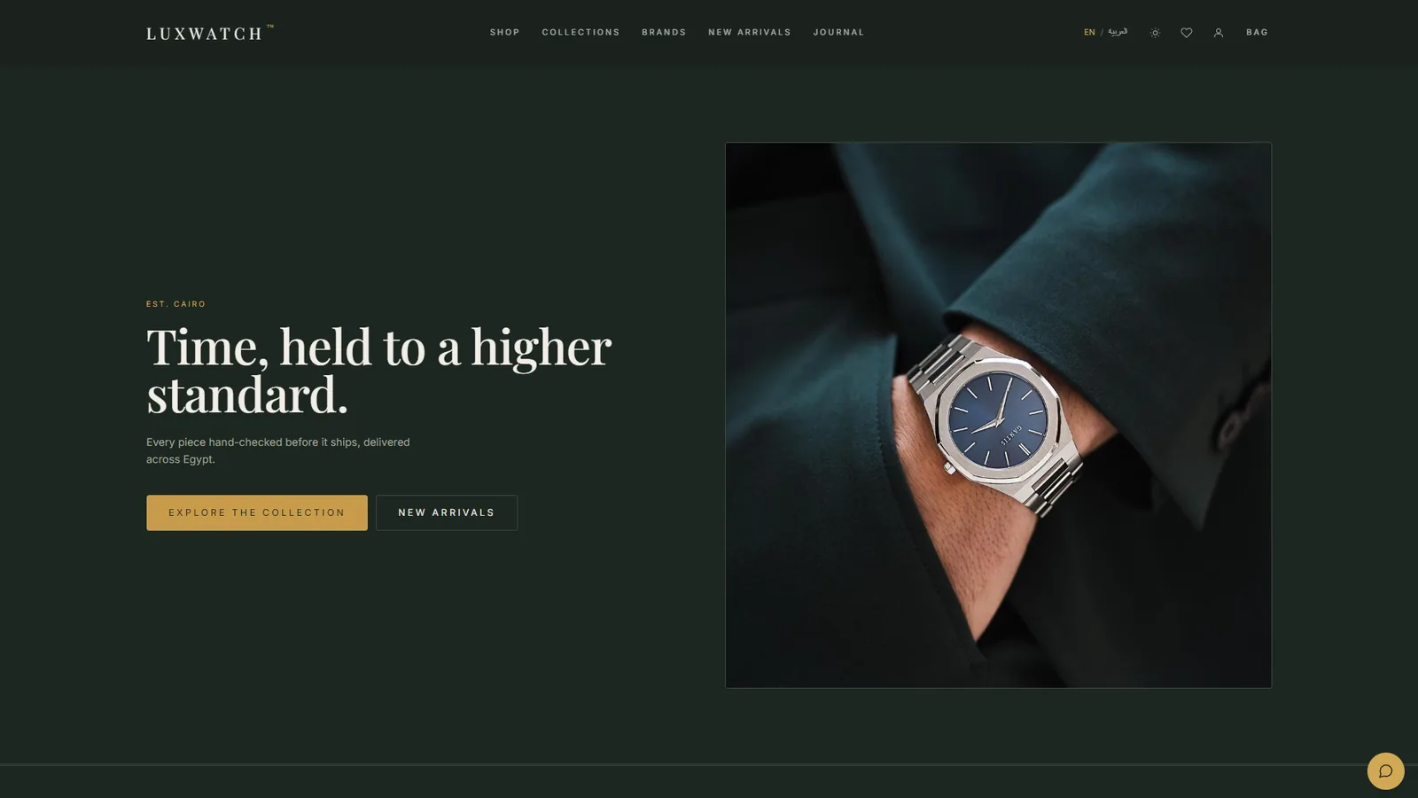 الصفحة الرئيسية لـ LUXWATCH: عبارة ‏'Time, held to a higher standard.'‏ بجانب صورة مقرّبة لساعة فولاذية على المعصم.